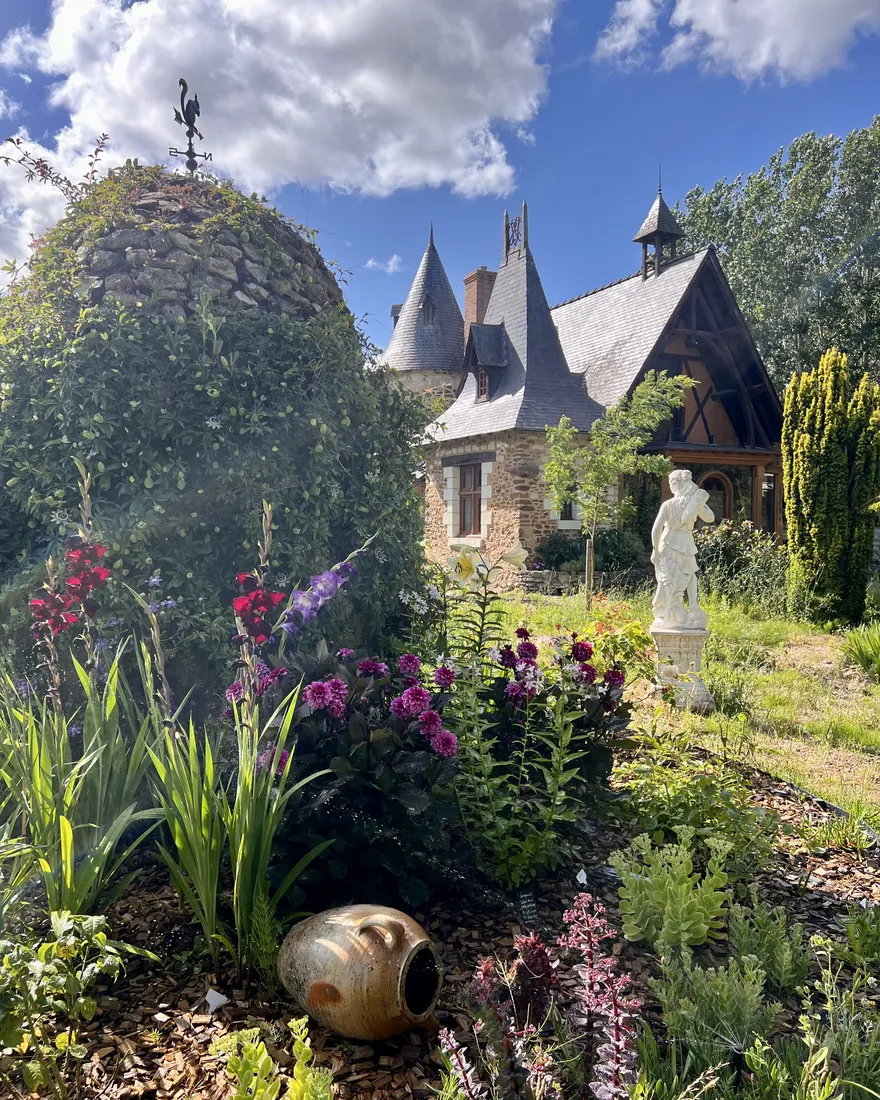Flower beds in the garden, in front of the house in Corné